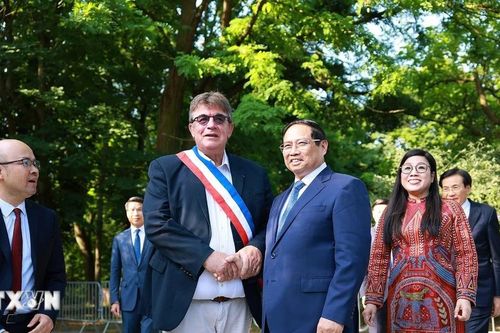 Thủ tướng dâng hoa tưởng niệm Chủ tịch Hồ Chí Minh tại thành phố Montreuil