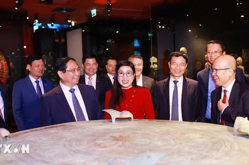 Thủ tướng Phạm Minh Chính và Phu nhân tham quan Bảo tàng Quai Branly ở Paris