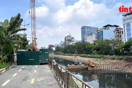 Quây tôn bịt kín đường đi bộ, xe đạp dọc sông Tô Lịch