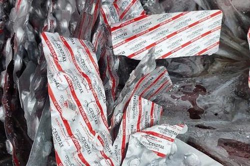 Đà Nẵng: Hàng trăm vỉ thuốc còn hạn vứt lẫn lộn trong đống xà bần, vỏ chai