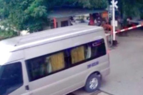 Tước giấy phép lái xe tài xế vượt chắn tàu, gây hỏng cần barie
