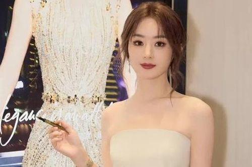 Nữ diễn viên Triệu Lệ Dĩnh gây tranh cãi với trang phục 'như khăn trải bàn'