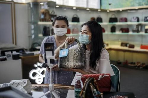 Cuộc chiến giá khốc liệt ở Trung Quốc: Đồ hiệu cũng 'đại hạ giá'