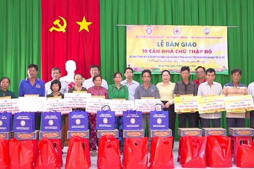 Bàn giao 10 căn nhà Chữ thập đỏ