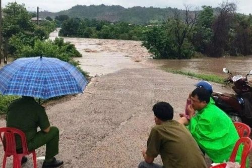 Ia Pa: Hàng trăm hộ dân bị cô lập vì mưa lũ