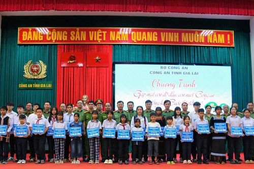 Tặng 28 sổ tiết kiệm cho con đỡ đầu, con nuôi Công an tỉnh Gia Lai