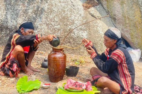 Ý nghĩa các biểu tượng trong lễ cầu mưa Yang Pơtao Apui