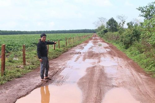 Dân làng Phăm Ó mong mỏi con đường bê tông