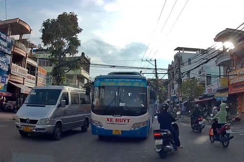 Xử phạt tài xế xe buýt Quyết Thắng vượt ẩu, lấn làn