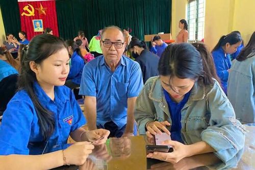 Sức trẻ trong phong trào 'Bình dân học vụ số'