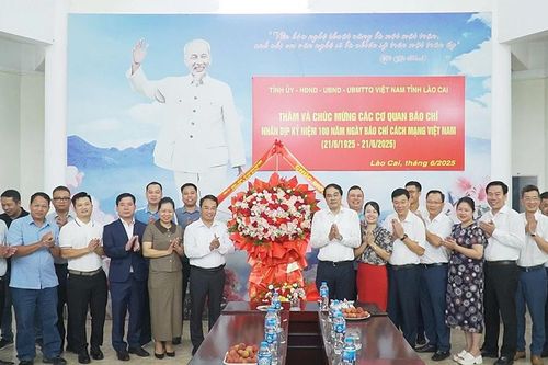 Bí thư Tỉnh ủy, Chủ tịch UBND tỉnh Trịnh Xuân Trường thăm, chúc mừng các cơ quan báo chí nhân kỷ niệm 100 năm ngày Báo chí cách mạng Việt Nam