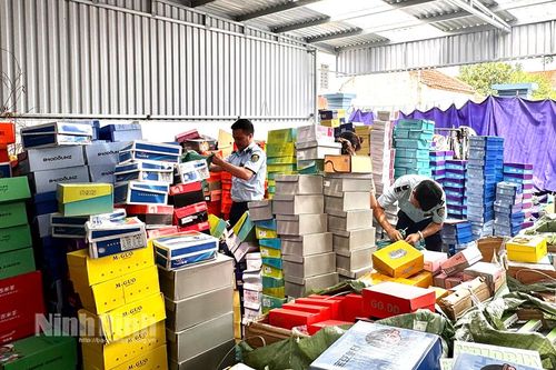 Ninh Bình: Phát hiện và tạm giữ gần 5.000 sản phẩm giầy dép, quần áo trẻ em không rõ nguồn gốc, xuất xứ