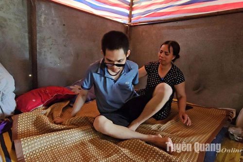 Bố mẹ nghèo chăm con bệnh nặng