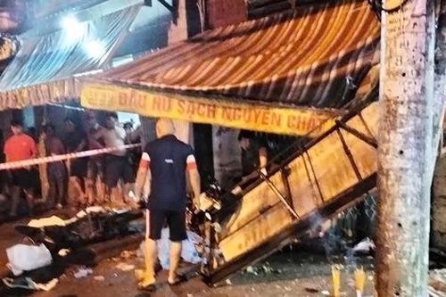 Hai xe máy tông vào nhà dân trong đêm, hai người tử vong