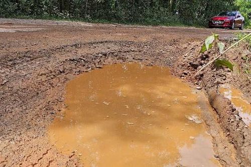 Tỉnh lộ ở Huế nham nhở, tiềm ẩn tai nạn giao thông