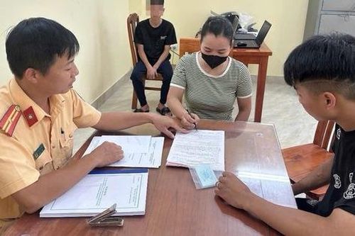 Tuyên Quang: Tịch thu xe máy của 2 thanh niên 'bốc đầu', lạng lách trên đường