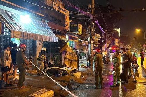 Vụ 2 xe máy tông vào nhà dân: Có dấu hiệu cướp giật tài sản