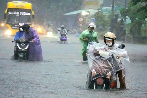 Đà Nẵng chuẩn bị máy bơm lớn chống ngập, Quảng Ngãi kêu gọi hàng nghìn tàu cá vào bờ