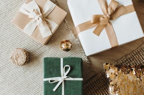 Chi phí quà tết cho khách hàng và nhân viên có được trừ khi tính thuế TNDN không?