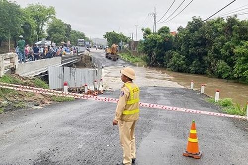 Mưa lớn gây chia cắt cục bộ Quốc lộ 25