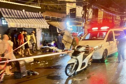 Hai xe máy chạy tốc độ cao lao vào nhà dân, 2 người tử vong