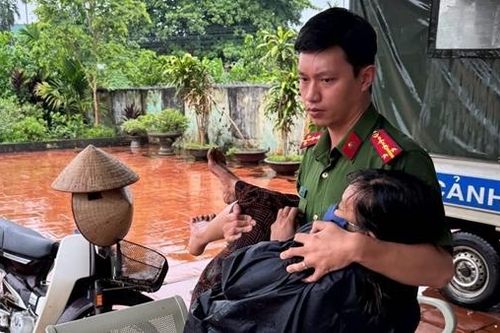 Công an xã cứu người phụ nữ bị thương trong cơn mưa
