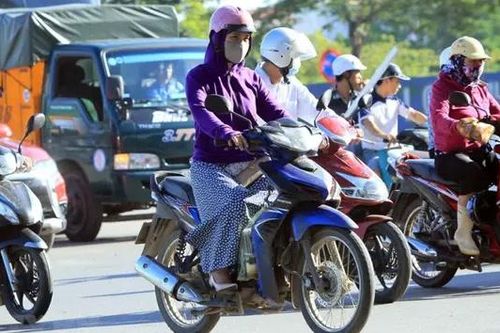 Nguy cơ tai nạn giao thông vì áo mưa, áo chống nắng
