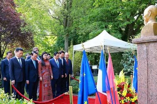 Thủ tướng dâng hoa tưởng niệm Chủ tịch Hồ Chí Minh tại Pháp