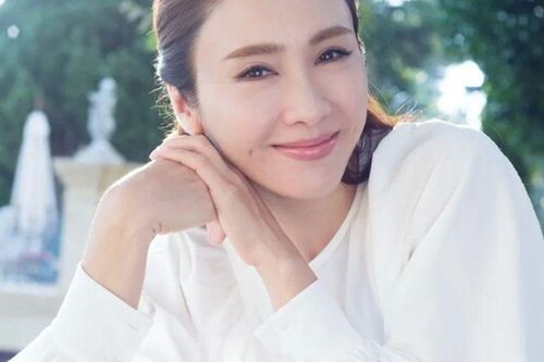 'Đệ nhất mỹ nhân' gả cho tỷ phú tật nguyền hơn 15 tuổi, sinh 3 con gái được chồng tặng siêu du thuyền 1.600 tỷ