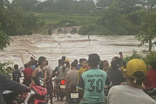 Mưa lớn kéo dài khiến đoạn quốc lộ 25 qua Gia Lai ngập sâu, 200 hộ dân bị cô lập