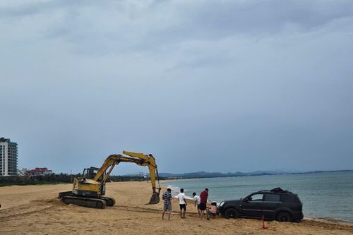 Lại thêm một chủ xe ô tô chơi ngông chạy xuống bãi biển tại Phú Yên