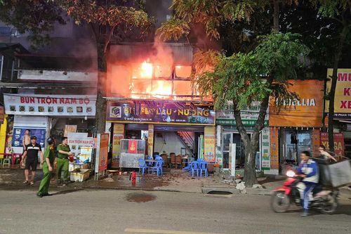 Cháy dữ dội tại quán lẩu nướng ở Hà Nội, khách bỏ chạy thoát thân
