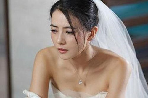 Cô dâu 'chết lặng' khi biết danh tính cô gái chồng dắt vào đám cưới