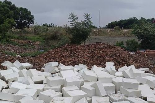 Hàng trăm viên nén màu trắng nghi là phôi xà phòng bị vứt bỏ trái phép