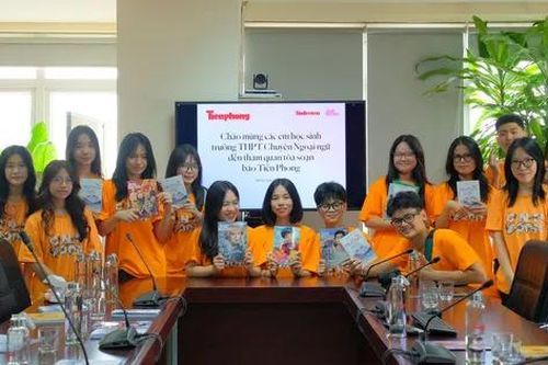 Các thành viên CNN Zoom THPT chuyên Ngoại ngữ khám phá tòa soạn báo Tiền Phong