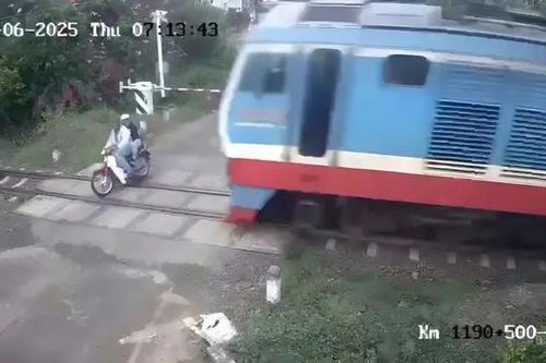 Camera ghi cảnh 2 vợ chồng vượt gác chắn tàu hỏa dẫn đến tai nạn thương tâm