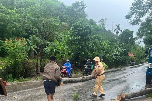 Quảng Nam: Cảnh sát giao thông hỗ trợ người dân di chuyển an toàn trong mưa lũ