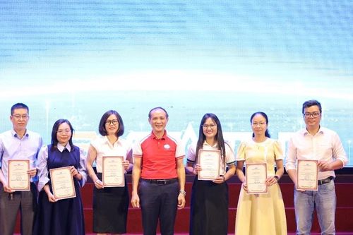 Khen thưởng sinh viên có thành tích xuất sắc trong phong trào Olympic và khởi nghiệp