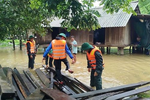 Quảng Bình: Nhiều diện tích lúa bị ngập, sơ tán hộ đồng bào đến nơi an toàn