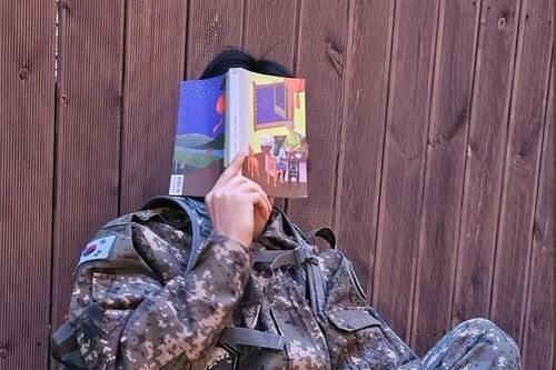 Cộng đồng mạng săn tìm cuốn sách bí ẩn của V (BTS)