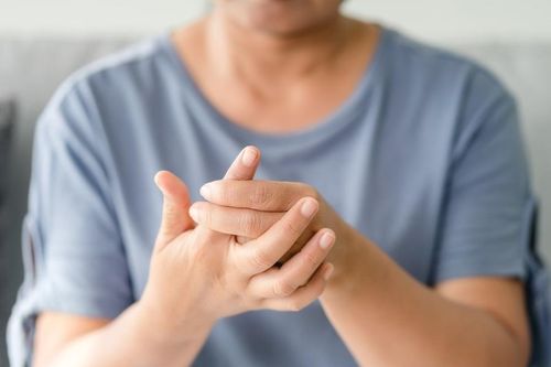 Nhận biết dấu hiệu bệnh gout ở bàn tay