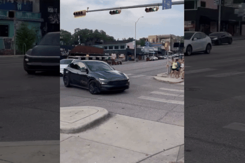 Taxi tự hành đầu tiên của Tesla lăn bánh trên đường