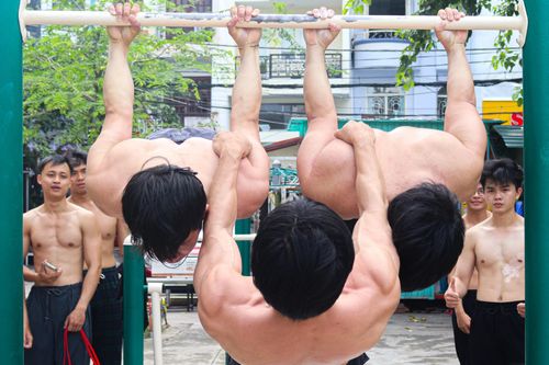 Dàn trai 6 múi biến công viên thành phòng gym ở TP.HCM