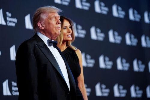 Người la ó, người vỗ tay khi ông Trump xuất hiện tại đêm nhạc kịch