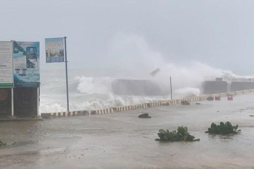 Hơn 100 du khách mắc kẹt trên đảo Lý Sơn do ảnh hưởng bão số 1