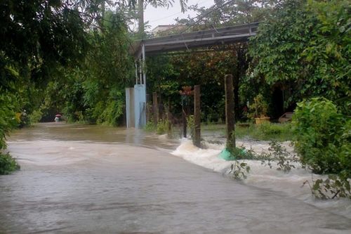 Mưa lớn giữa mùa hè, nhiều nơi ở Huế đang bị ngập lụt