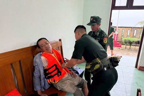 Hỗ trợ đưa 3 thuyền viên tàu cá Nghệ An bị mắc cạn về Lý Sơn