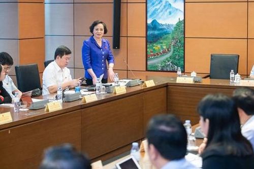 Đề nghị hướng dẫn cụ thể khi sắp xếp, sáp nhập các địa phương có đặc thù riêng biệt; gỡ vướng trong việc bổ nhiệm nhân sự quản lý y tế, giáo dục