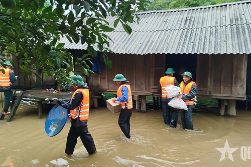 Bộ đội Biên phòng tỉnh Quảng Bình di dời khẩn cấp 10 hộ dân ra khỏi khu vực ngập lụt