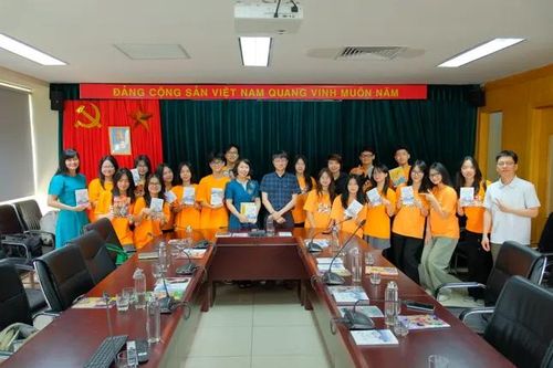 Học sinh CLB Nội san ZOOM THPT Chuyên Ngoại ngữ thăm 'đại bản doanh' Sinh Viên - Hoa Học Trò, Báo Tiền Phong